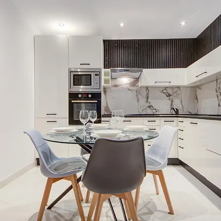 Modern 2br With Full Amenities In By 360 Estates Apartment