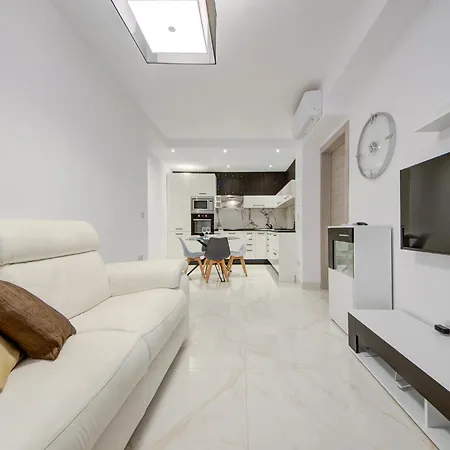 Modern 2br With Full Amenities In By 360 Estates *