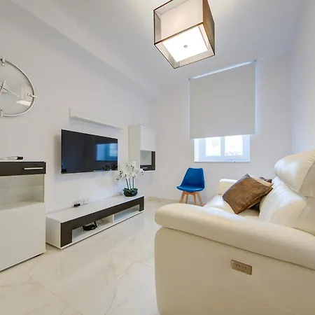 Apartment Modern 2br With Full Amenities In By 360 Estates