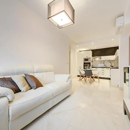 Modern 2br With Full Amenities In By 360 Estates Apartment